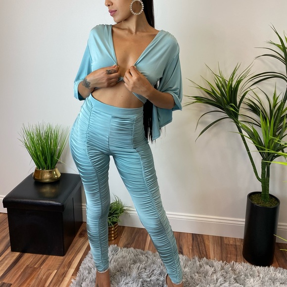 ‼️ Flare Sleeve Crop Top Scrunch Legging Pants Set - Picture 2 of 8